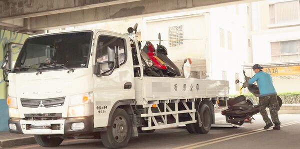 ▲八德區高速公路橋下拖吊場費車輛經公告後仍未領取，交通局依法移除清理。（圖／市府新聞處提供）