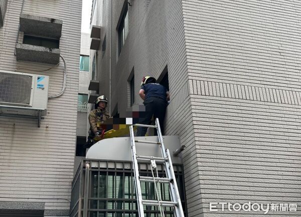 ▲消防員架梯上樓將羅姓男子救下。（圖／記者許宥孺翻攝）