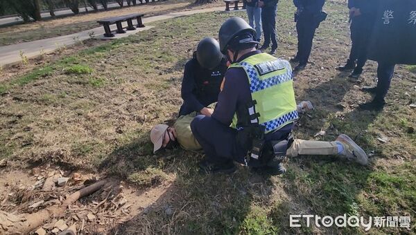 ▲▼金湖警攜手信用合作社辦理防搶演練，透過實兵操演檢視銀行通報警方及警方到場處置的流程。(圖／金門縣警察局金湖分局提供)