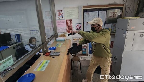 ▲▼金湖警攜手信用合作社辦理防搶演練，透過實兵操演檢視銀行通報警方及警方到場處置的流程。(圖／金門縣警察局金湖分局提供)