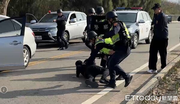 ▲▼金湖警攜手信用合作社辦理防搶演練，透過實兵操演檢視銀行通報警方及警方到場處置的流程。(圖／金門縣警察局金湖分局提供)