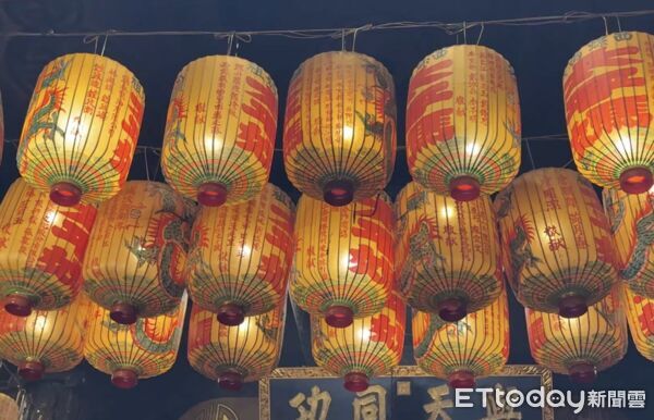 ▲西螺福興宮正殿內光明燈高掛，燈火通明迎接新年。（圖／記者游瓊華翻攝）
