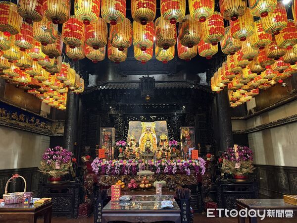 ▲西螺福興宮正殿內光明燈高掛，燈火通明迎接新年。（圖／記者游瓊華翻攝）