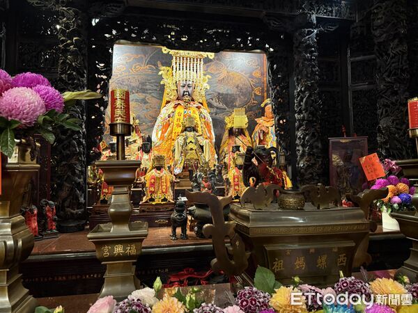 ▲西螺福興宮正殿內光明燈高掛，燈火通明迎接新年。（圖／記者游瓊華翻攝）