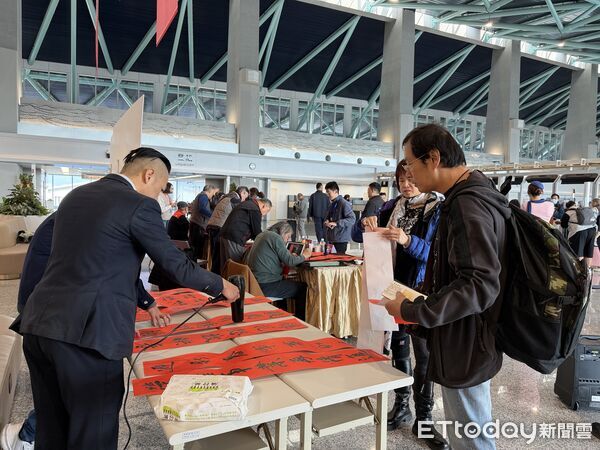 ▲▼昇恆昌免稅商店在金門港旅運中心三樓出境管制區舉辦「馬上RICH吉運來」新春揮毫活動。(圖／記者鄭逢時攝)