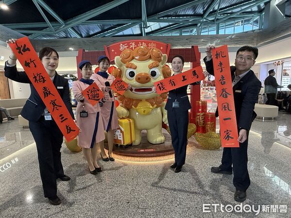 ▲▼昇恆昌免稅商店在金門港旅運中心三樓出境管制區舉辦「馬上RICH吉運來」新春揮毫活動。(圖／記者鄭逢時攝)