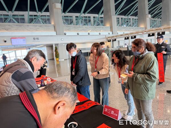 ▲▼昇恆昌免稅商店在金門港旅運中心三樓出境管制區舉辦「馬上RICH吉運來」新春揮毫活動。(圖／記者鄭逢時攝)