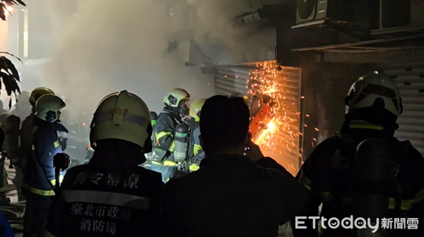 ▲▼北市晚間傳出民宅冒濃煙。（圖／記者黃宥寧翻攝）