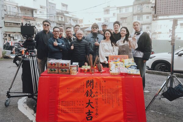 ▲《無法計算的青春》導演李伯恩(中)與四位新生代主演邱以太(右起)、何曼希、曾薀帆、姜勝勛合影。（圖／柒拾陸號原子提供）