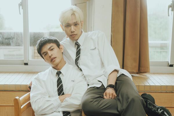 ▲《無法計算的青春》導演李伯恩(中)與四位新生代主演邱以太(右起)、何曼希、曾薀帆、姜勝勛合影。（圖／柒拾陸號原子提供）