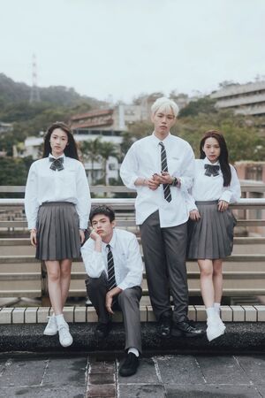 ▲《無法計算的青春》導演李伯恩(中)與四位新生代主演邱以太(右起)、何曼希、曾薀帆、姜勝勛合影。（圖／柒拾陸號原子提供）