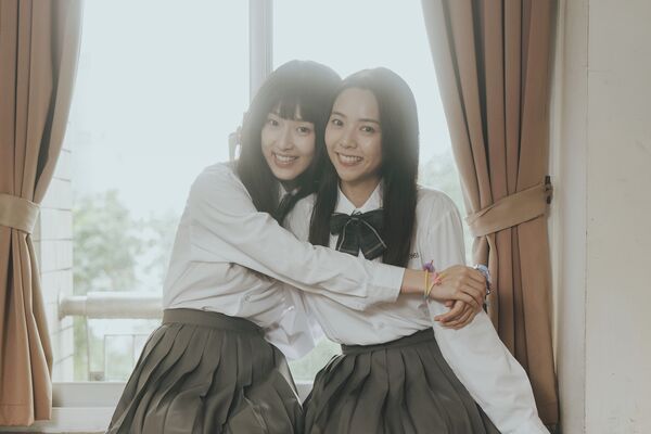 ▲《無法計算的青春》導演李伯恩(中)與四位新生代主演邱以太(右起)、何曼希、曾薀帆、姜勝勛合影。（圖／柒拾陸號原子提供）