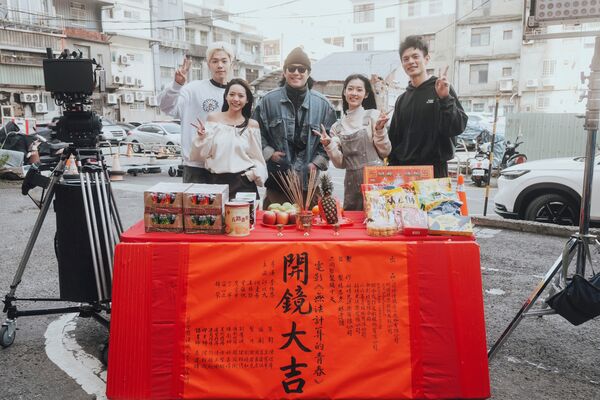 ▲《無法計算的青春》導演李伯恩(中)與四位新生代主演邱以太(右起)、何曼希、曾薀帆、姜勝勛合影。（圖／柒拾陸號原子提供）