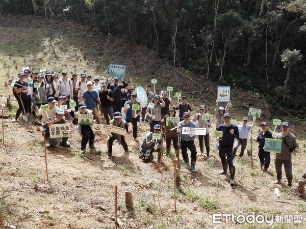▲栽植原生植物守護魚池琴蛙棲地。（圖／林業保育署南投分署提供）