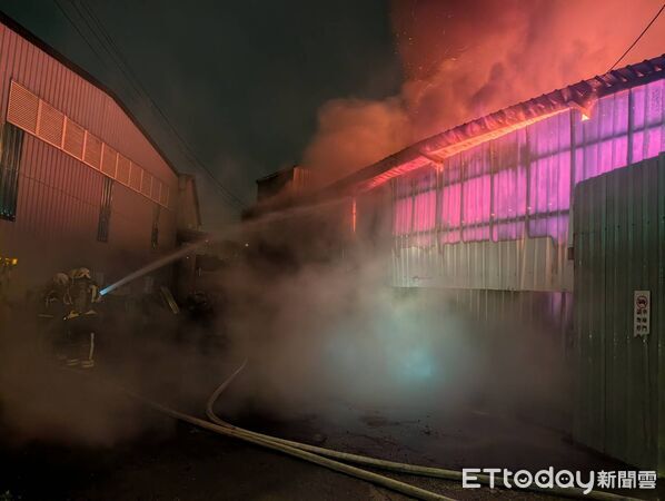 中壢中園路家具廠火警。（圖／記者沈繼昌翻攝）