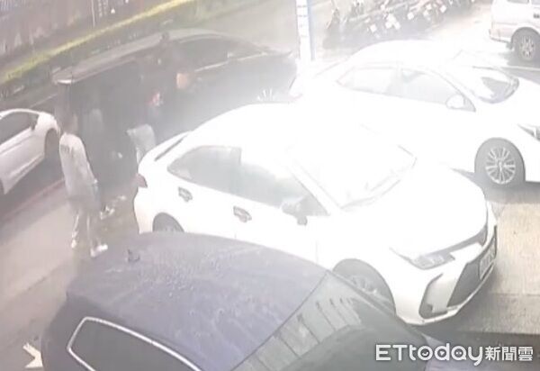 ▲因債務糾紛，鄭姓男子帶領8嫌當街堵被害人。（圖／民眾提供）