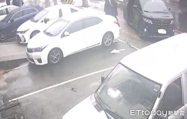 ▲▼並將被害人一家3口強押上車載走。（圖／民眾供）