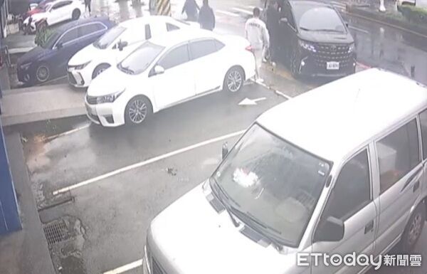 ▲▼並將被害人一家3口強押上車載走。（圖／民眾供）