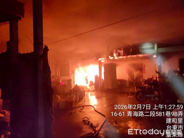 ▲台東市青海路發生火警，警消趕抵時火勢已十分猛烈，撲滅火勢後在屋內尋獲一名50歲男性死者。（圖／記者楊晨東翻攝）
