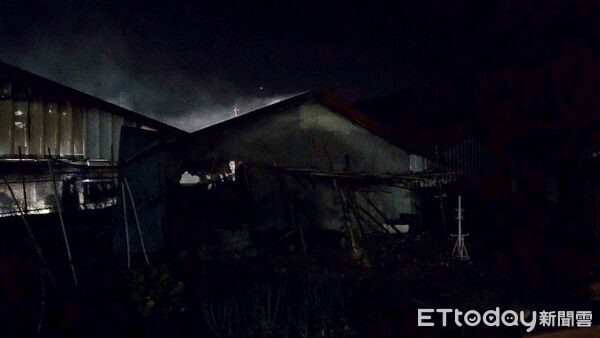 ▲台東市青海路發生火警，警消趕抵時火勢已十分猛烈，撲滅火勢後在屋內尋獲一名50歲男性死者。（圖／記者楊晨東翻攝）