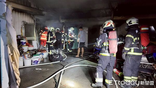 ▲台東市青海路發生火警，警消趕抵時火勢已十分猛烈，撲滅火勢後在屋內尋獲一名50歲男性死者。（圖／記者楊晨東翻攝）