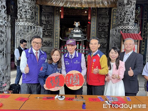 ▲安平觀音亭主委顏東賢、市議員林美燕及多位書法名家共同進行開筆儀式，象徵迎春納福。（圖／記者林東良攝，下同）
