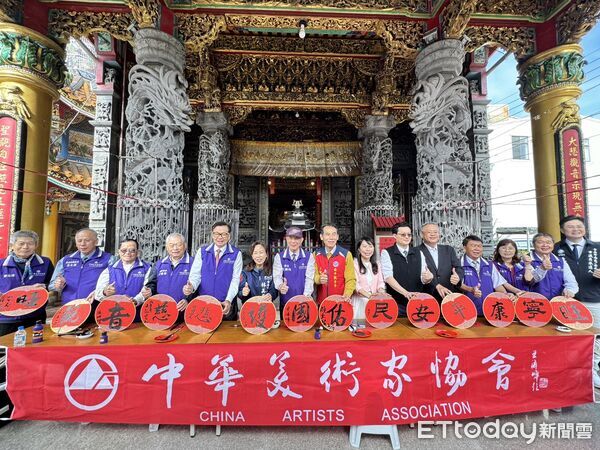 ▲安平觀音亭主委顏東賢、市議員林美燕及多位書法名家共同進行開筆儀式，象徵迎春納福。（圖／記者林東良攝，下同）