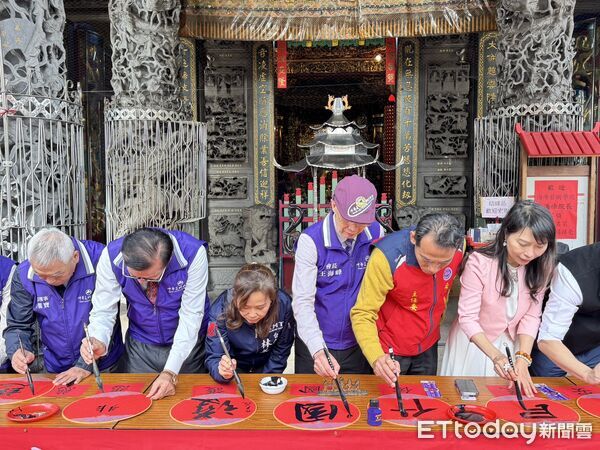 ▲安平觀音亭主委顏東賢、市議員林美燕及多位書法名家共同進行開筆儀式，象徵迎春納福。（圖／記者林東良攝，下同）
