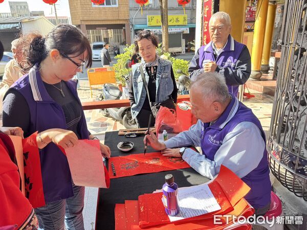 ▲安平觀音亭主委顏東賢、市議員林美燕及多位書法名家共同進行開筆儀式，象徵迎春納福。（圖／記者林東良攝，下同）