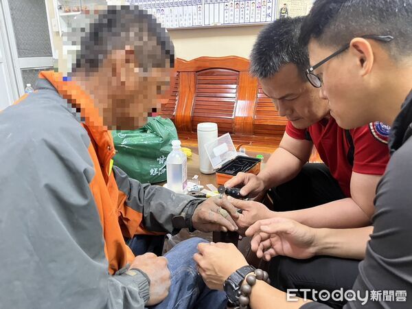 ▲新園消防分隊為民眾取下戒指。（圖／記者陳崑福翻攝）