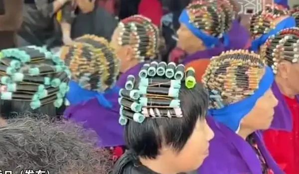 ▲▼  機器人練舞、一早上趟二十個老太太、懸賞金五十元被譏笑           。（圖／翻攝 河南衛視、五點視頻、瀟湘晨報）