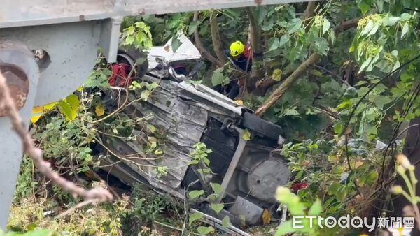 ▲▼白色汽車行經台9線太麻里路段時失控衝撞路旁指示牌，彈飛後掉落約20公尺深的山谷。（圖／記者楊晨東翻攝）