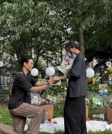 ▲《獵魔女團》EJAE要結婚了　下跪求婚浪漫現場曝光。（圖／翻攝自EJAE IG）