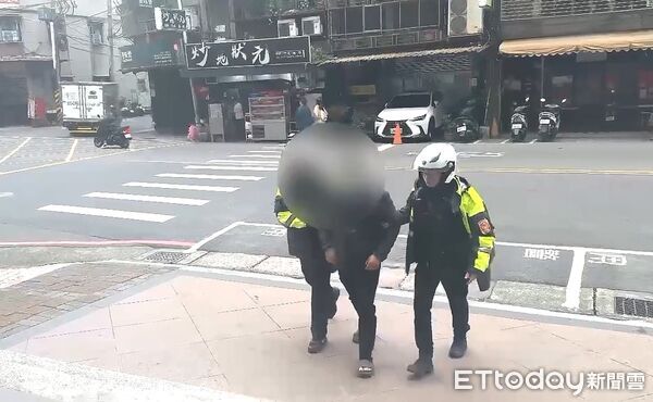 ▲陳男誤認遭瞪，持鐵鎚攔車要求下車理論。（圖／記者陸運陞翻攝）