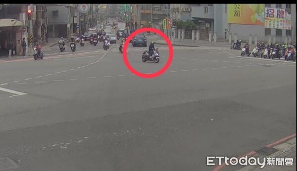 ▲陳男誤認遭瞪，持鐵鎚攔車要求下車理論。（圖／記者陸運陞翻攝）