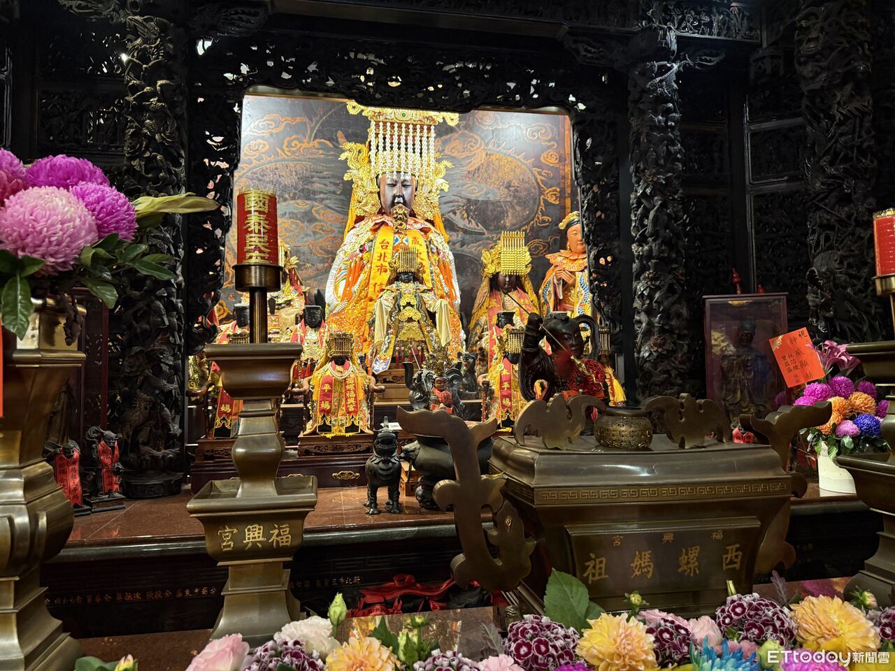 搶限量還搶卡位!西螺福興宮百盞「殿前光明燈」成企業最愛