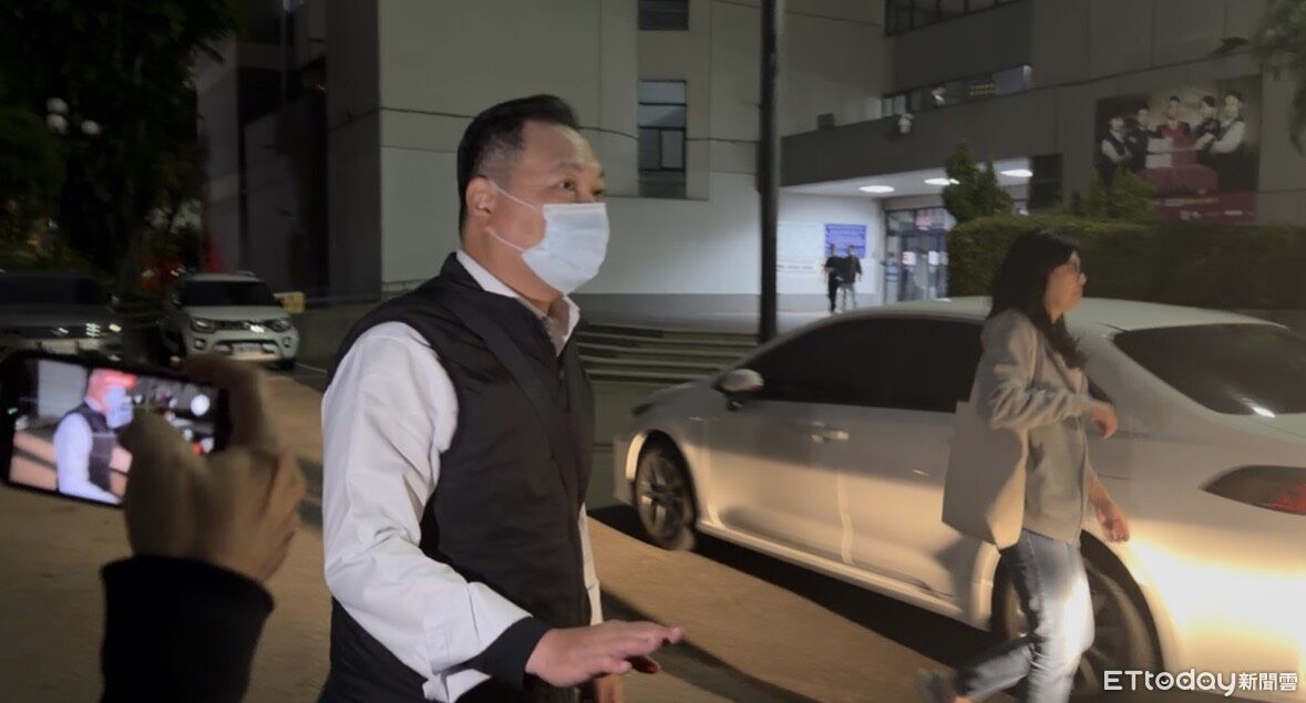 中榮2名醫交保現身!鄭文郁上車快閃...楊孟寅躲媒體跑回地檢署