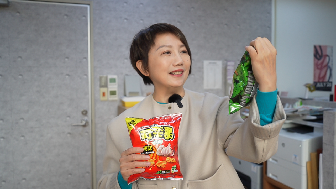 開箱立委國會外交行李箱必備品! 肌肉鬆弛神器與這款台灣味不能少