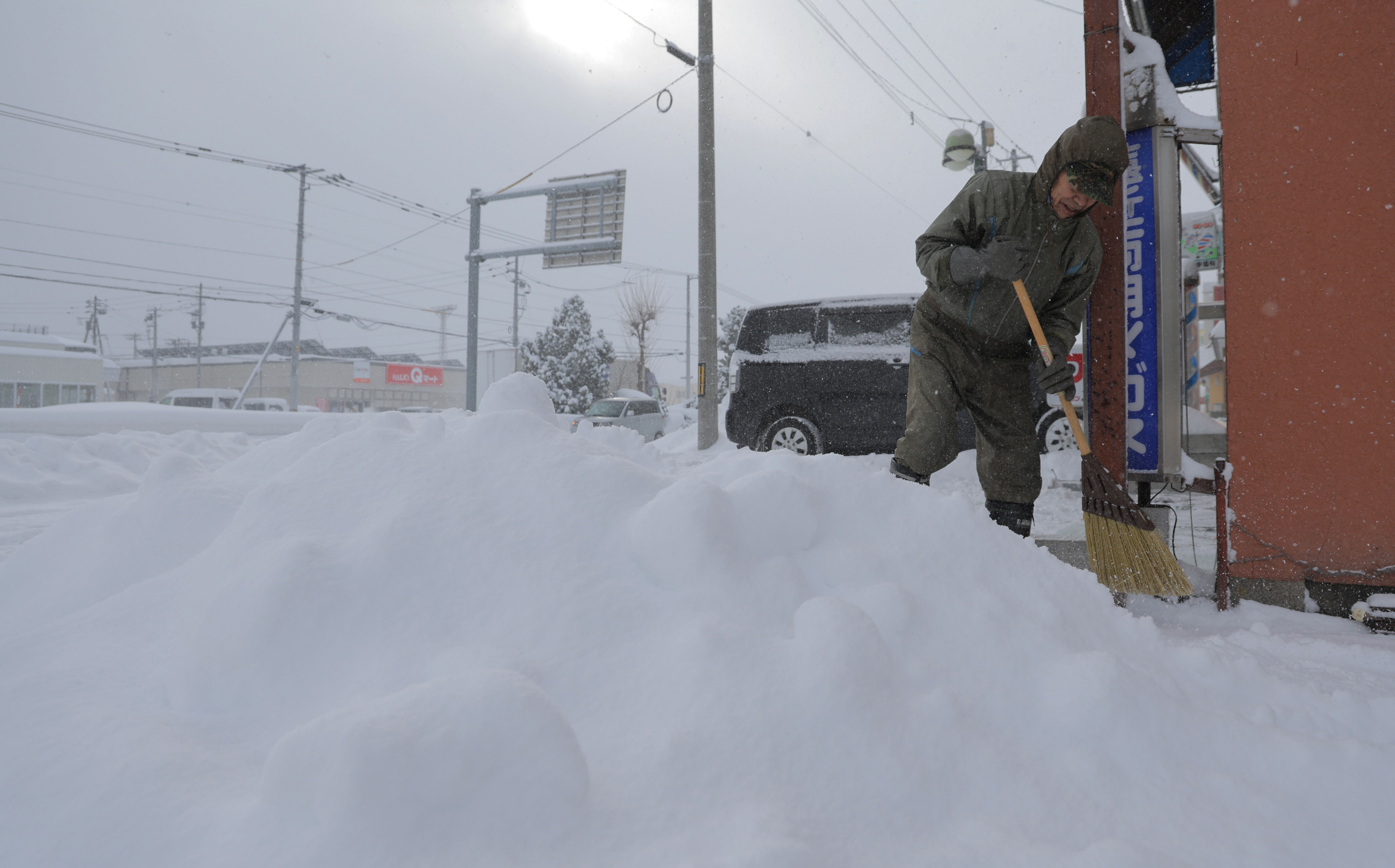 ▲▼日本北海道名寄市降下大雪，居民進行除雪作業。（圖／達志影像／美聯社）