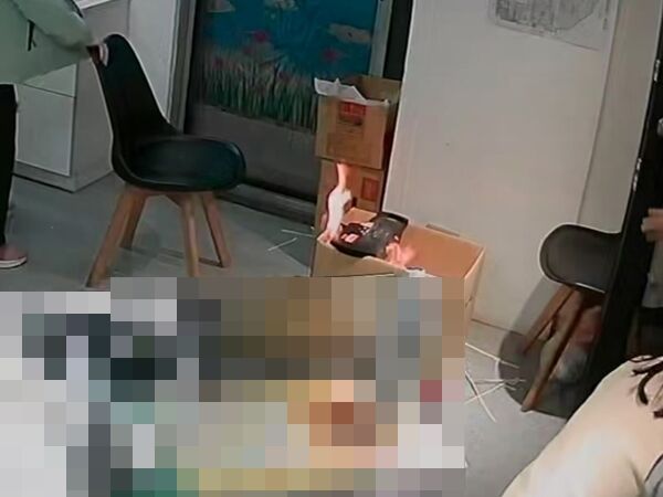 ▲▼員工對碎紙機的刀頭噴灑潤滑劑，結果轟一聲氣爆起火。（圖／翻攝臉書／台中市消防局）