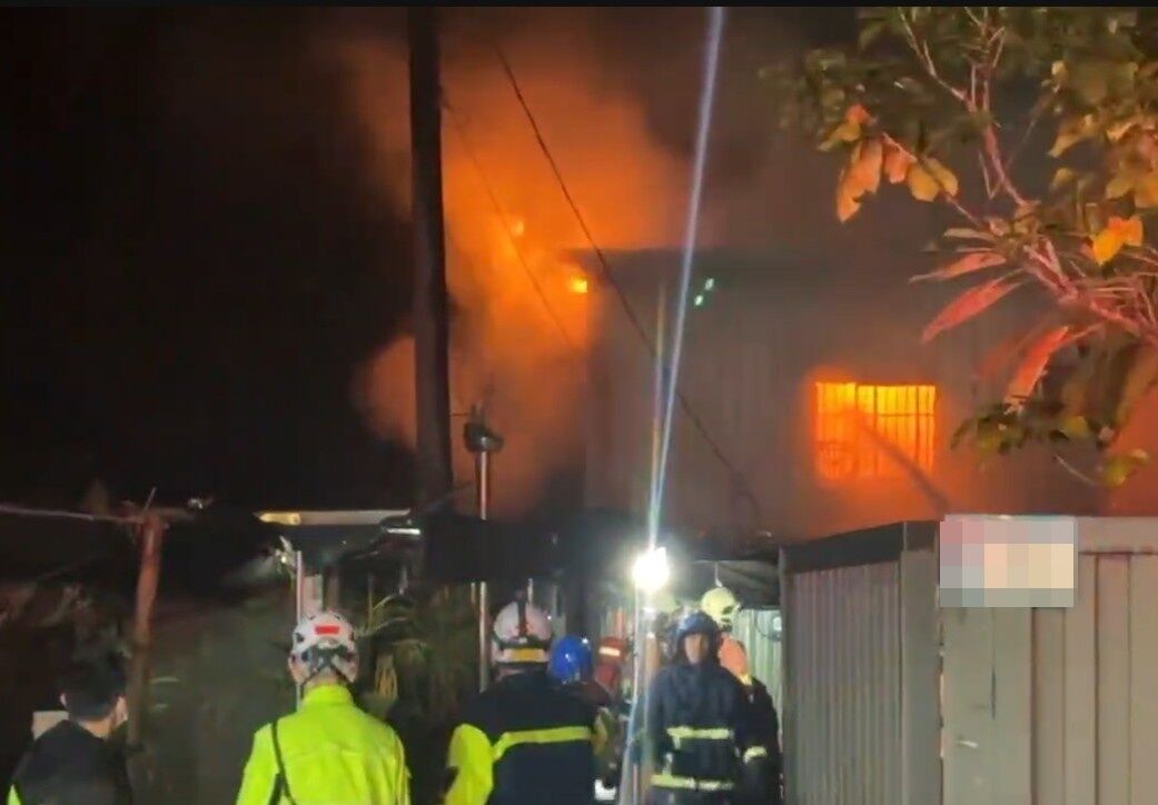 ▲▼新店新潭路獨棟鐵皮民宅深夜起火，烈焰沖天消防緊急馳援。（圖／記者陸運陞翻攝）