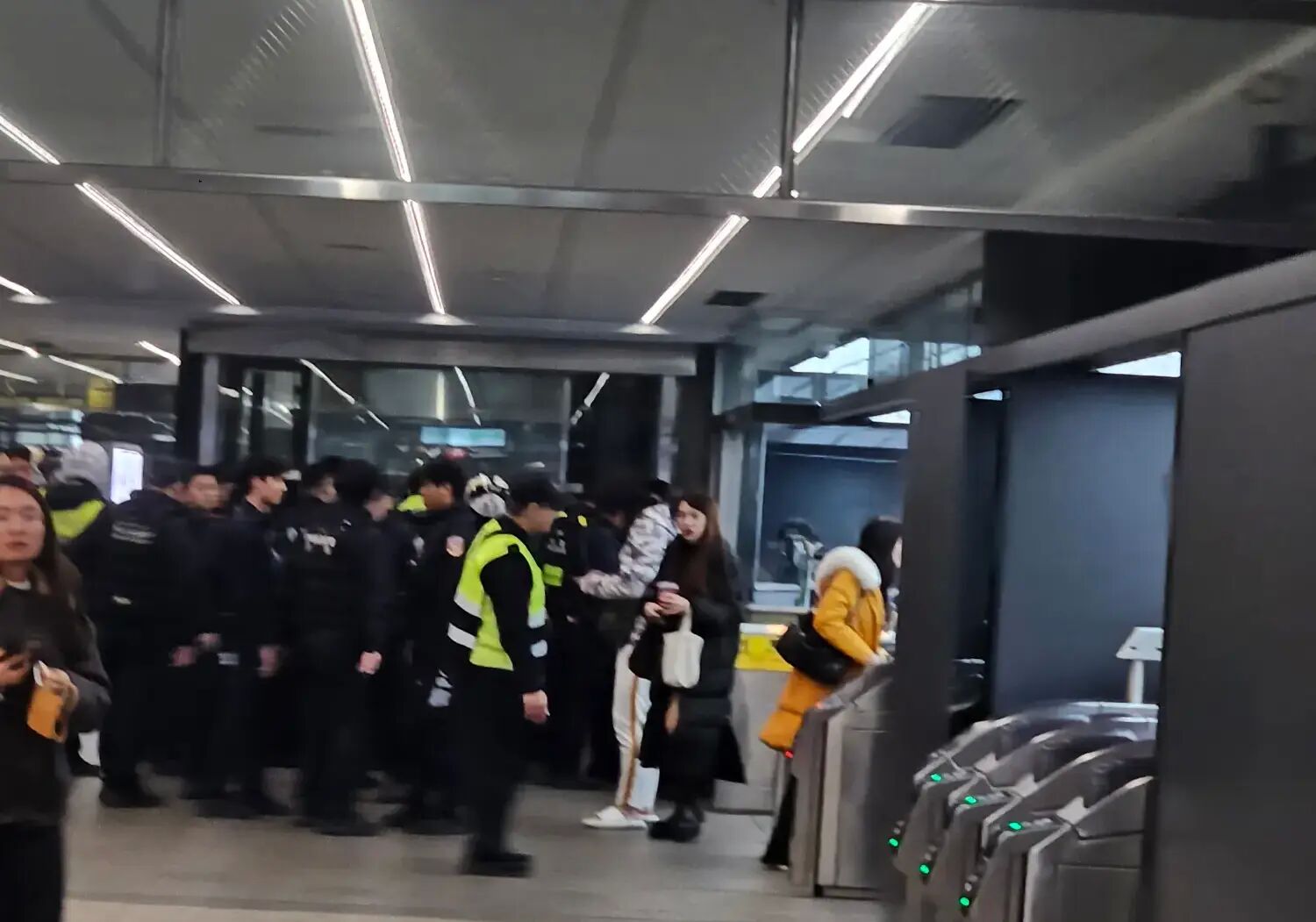 ▲北捷中山站深夜驚魂。（圖／Threads網友san_mu_film_shop授權提供，請勿隨意翻拍以免侵權）