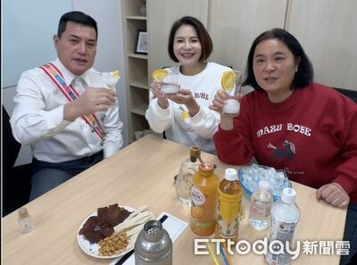 影／開箱國寶金門高粱！3藍委合體秀調酒　親揭不宿醉秘密武器