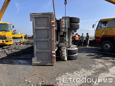 國3長治路段聯結車翻覆「砂石噴滿地」　側翻躺路中狂塞3小時