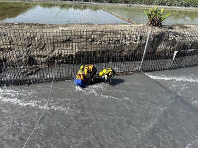 78歲阿公跌落八堡圳！消防急關匣門救人　半小時拉起仍不治