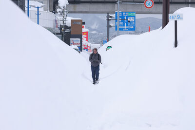 寒流狂炸日本！東京市區「瞬間降雪」觀光客嚇壞　暴雪釀45人喪命