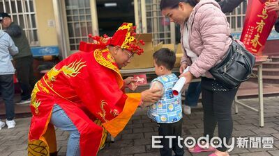 穿財神服進市場！台中市議員謝志忠送祝福迎新年