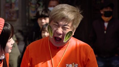 胡瓜整地方媽媽被反制！　抱著垃圾追著跑