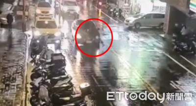 基隆雨夜驚魂！轎車撞倒斑馬線「跑步」行人　驚險畫面曝光