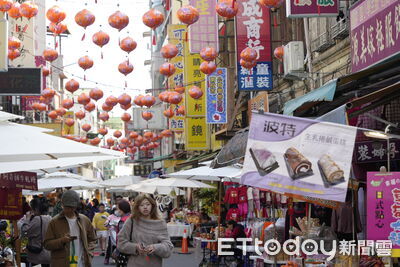 紅燈籠點亮中山街飄年味　南投舊城年貨大街登場
